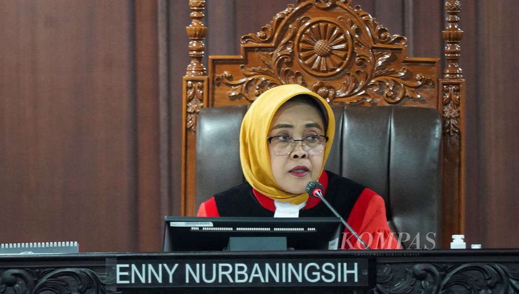 Hakim konstitusi Enny Nurbaningsih saat menjadi salah satu hakim dalam sidang Perselisihan Hasil Pemilihan Umum (PHPU) Pemilihan Legislatif di ruang sidang panel 3 Mahkamah Konstitusi, Jakarta, Senin (29/4/2024).