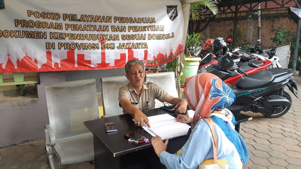 Posko aduan penataan dan penertiban penduduk sesuai domisili di Kelurahan Petamburan, Jakarta Pusat, Selasa (23/4/2024).