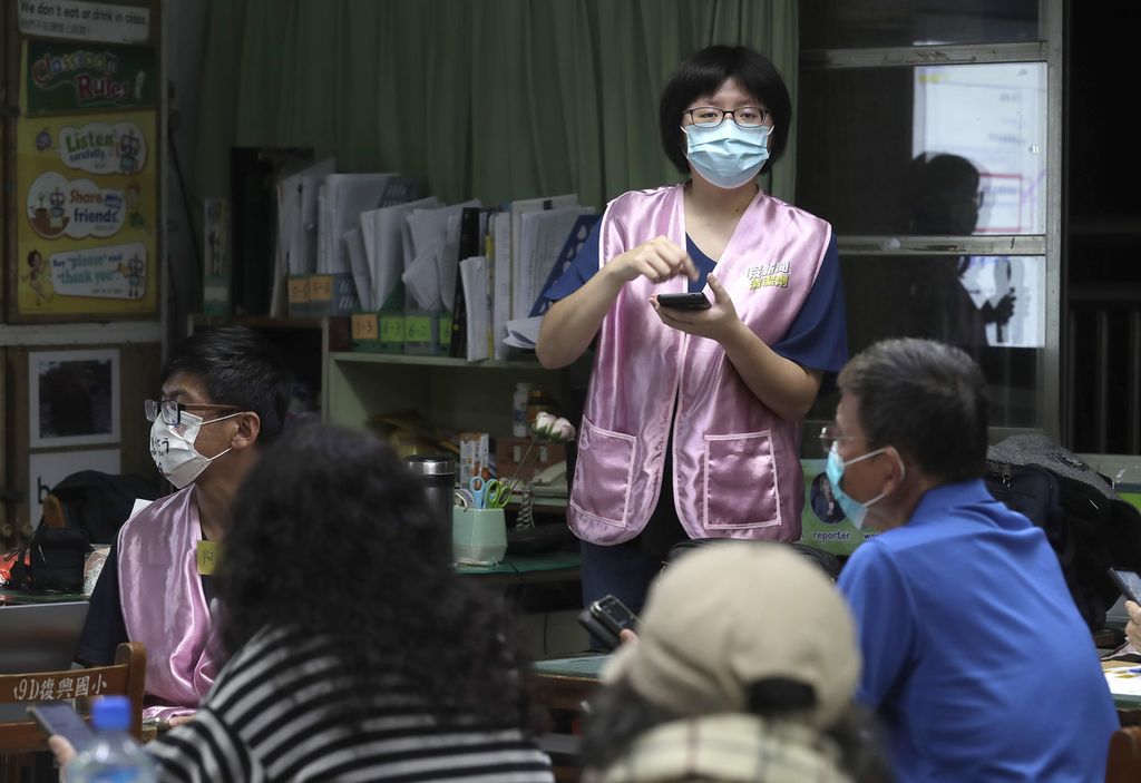Moon Chen, sukarelawan Fake News Cleaner, memandu siswa melalui aplikasi Line untuk mengidentifikasi berita palsu selama kelas di kota Kaohsiung, Taiwan, 16 Maret 2023. 