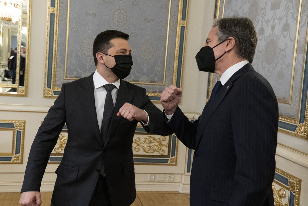  Presiden Ukraina Volodymyr Zelenskyy (kiri) dan Menteri Luar Negeri Amerika Serikat Antony Blinken (kanan) saling menyentuhkan siku saat bertemu di Kiev, Ukraina, Rabu (19/1/2022). 