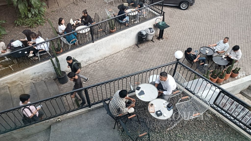 Pengunjung yang rata-rata anak muda memadati sebuah kedai kopi saat sore hari di kawasan Alam Sutera, Tangerang Selatan, Banten, Senin (22/1/2024). 