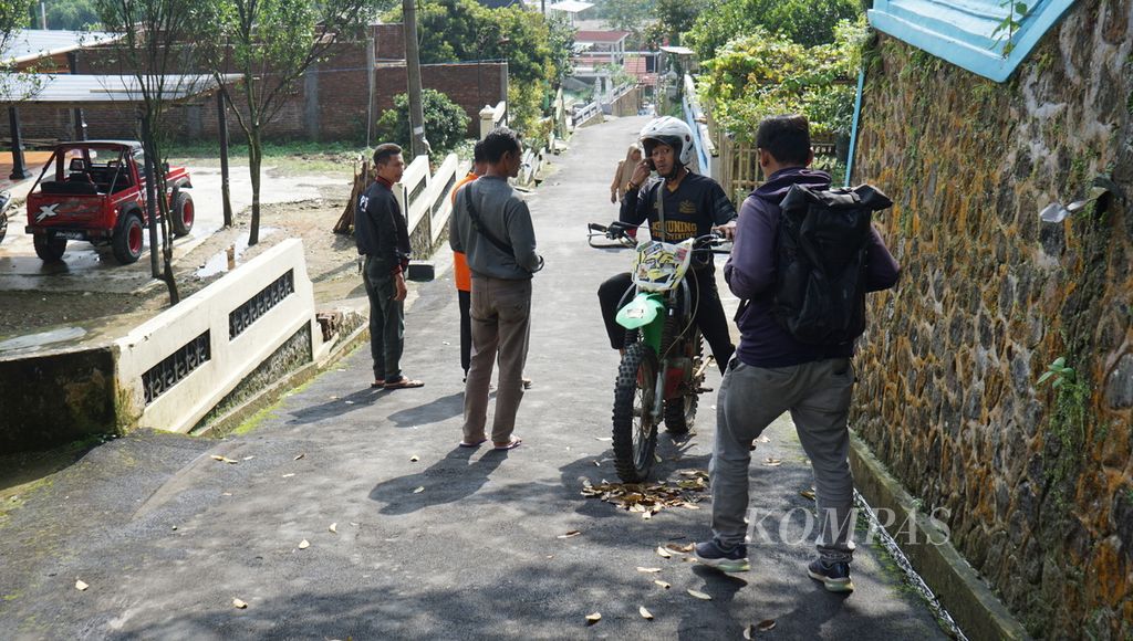A number of youths reprimanded motorbike riders for blowing big exhaust during Nyepi celebrations, at the Jlono Hamlet, Kemuning Village, Ngargoyoso District, Karanganyar Regency, Central Java, Wednesday (22/3/2023).