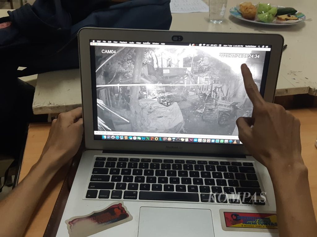 Keluarga menunjukkan foto rekaman CCTV yang merekam keberadaan sepeda motor yang dijadikan sebagai barang bukti kasus begal di Bekasi. Pada saat kejadian pembegalan pada 24 Juli 2021 pukul 01.30, sepeda motor yang dijadikan barang bukti itu berada di rumah salah satu terdakwa.
