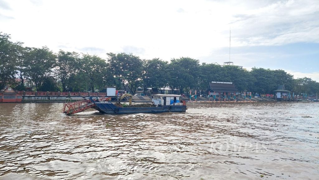 Kapal pembersih sungai dari sampah melintas di Sungai Martapura, sekitar dermaga pasar terapung di Kota Banjarmasin, Kalimantan Selatan, Sabtu (19/2/2022). 