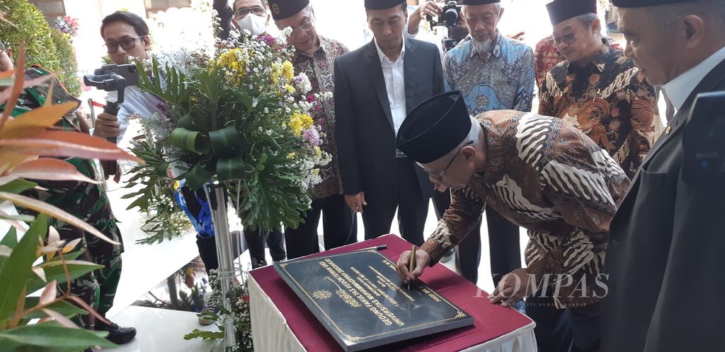 Ketua Umum Pimpinan Pusat Muhammadiyah Haedar Nashir saat meresmikan gedung Fakultas Kedokteran Gigi Universitas Muhammadiyah Sidoarjo, Minggu (21/5/2023).