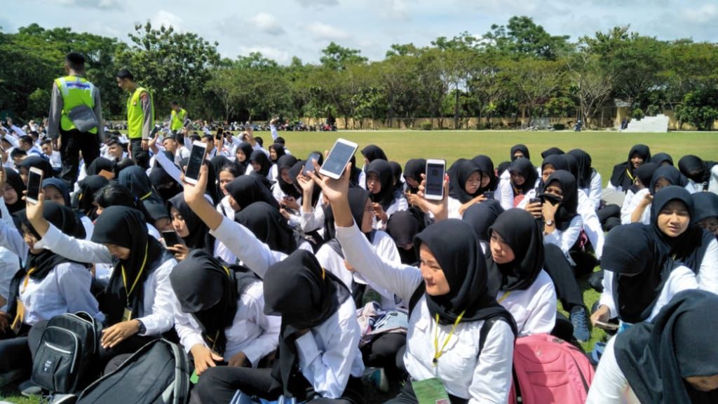 Para peserta seleksi anggota Polri berkumpul di Markas Kepolisian Daerah Banten di Serang, Banten, Sabtu (13/4/2019).
