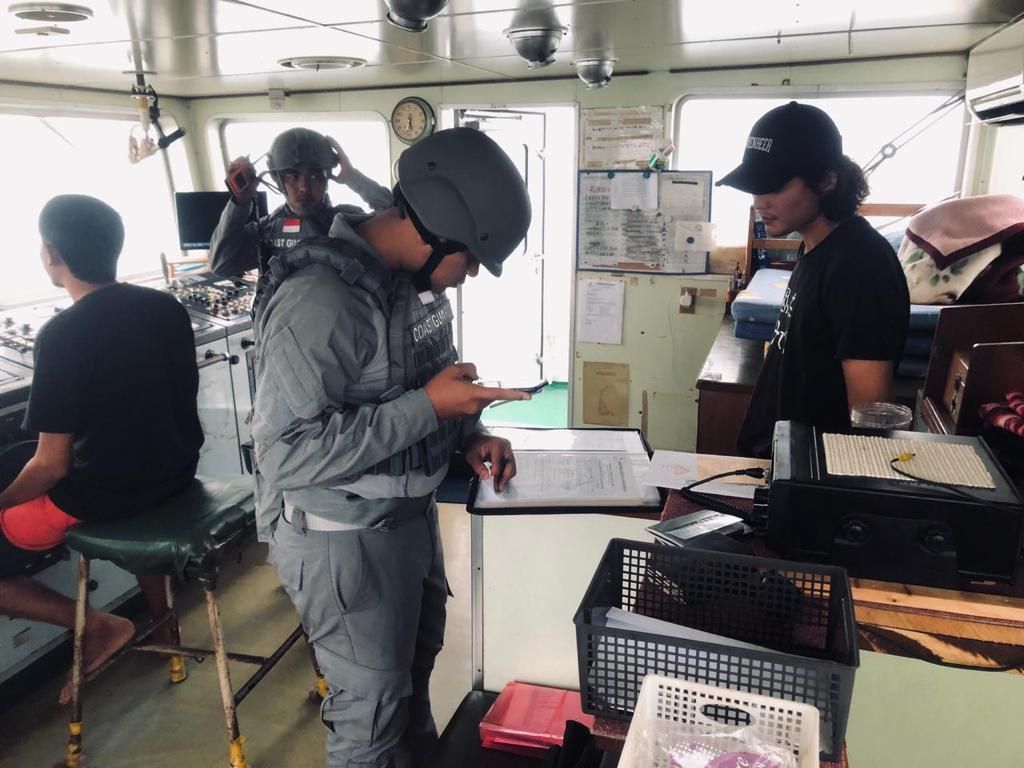Petugas Badan Keamanan Laut memeriksa tanker MT Blue Star 08 yang diduga mengangkut 90 ton solar ilegal di perairan Batam, Kepulauan Riau, Jumat (26/8/2022).