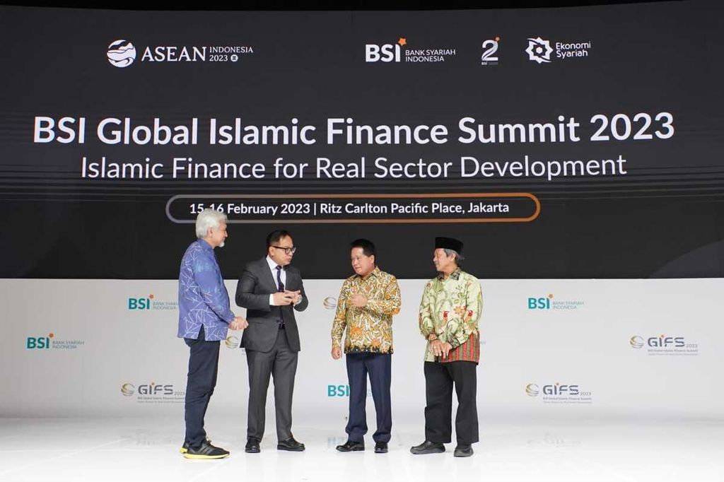 Dari kiri ke kanan, Komisaris Utama PT Bank Syariah Indonesia Tbk (BSI) Adiwarman Azwar Karim, Wakil Menteri BUMN Kartika Wirjoatmodjo, Direktur Utama BSI Hery Gunardi, dan Ketua Dewan Pengawas Syariah BSI Hasanudin pada acara BSI Global Islamic Finance Summit 2023, Jakarta, Rabu (15/2/2023). 