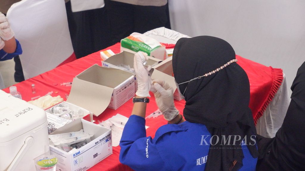 Petugas menyiapkan vaksin dalam kegiatan vaksinasi Covid-19 serentak yang digelar Kepolisian Daerah Kalimantan Selatan di Gedung Sultan Suriansyah, Kota Banjarmasin, Kamis (10/2/2022). 