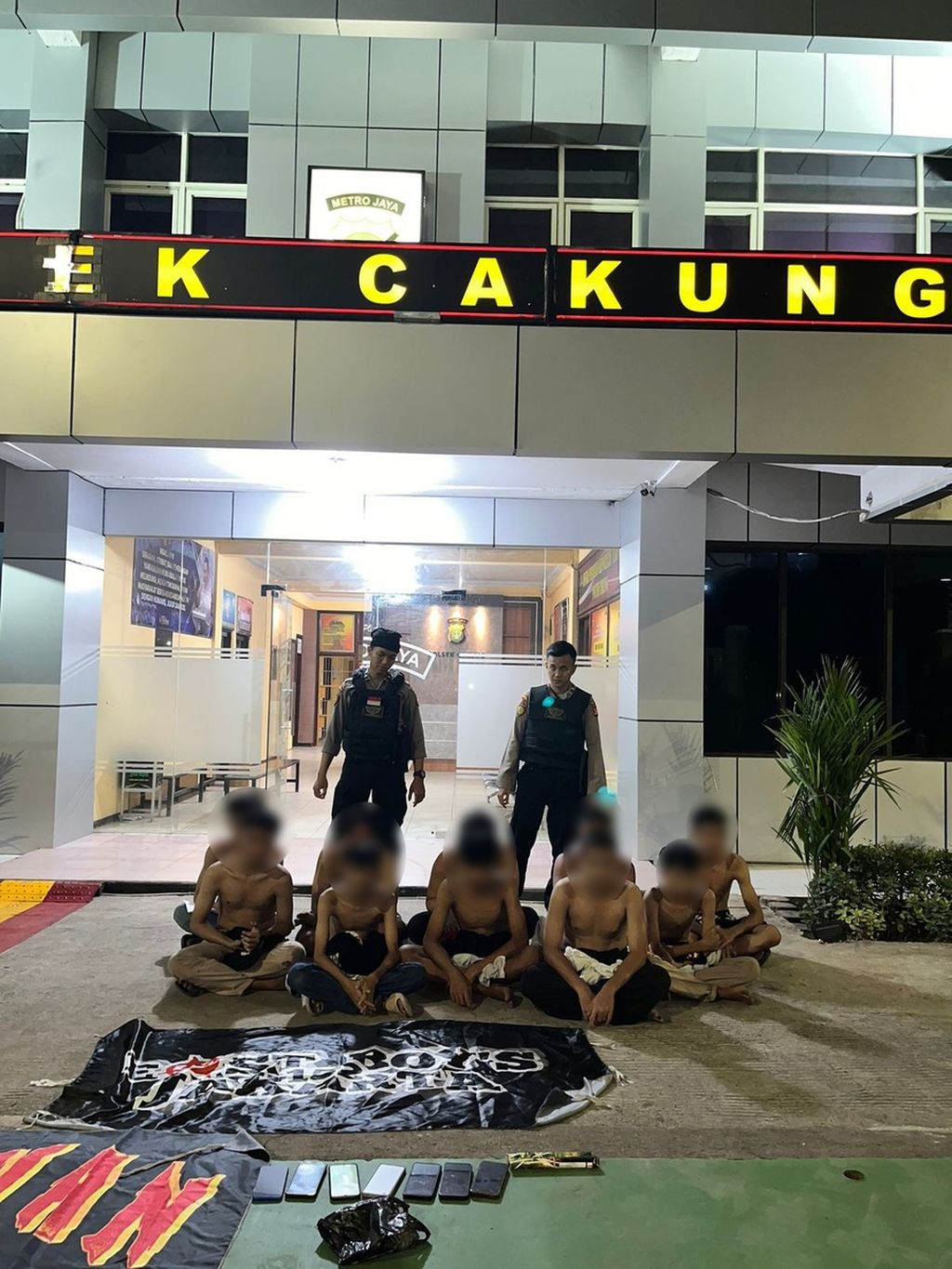  Polres Metro Jakarta Timur menangkap 10 remaja saat menggelar <i>sahur on the road</i> di Pulogebang, Cakung, Jakarta Timur, Jumat (5/4/2024) subuh.