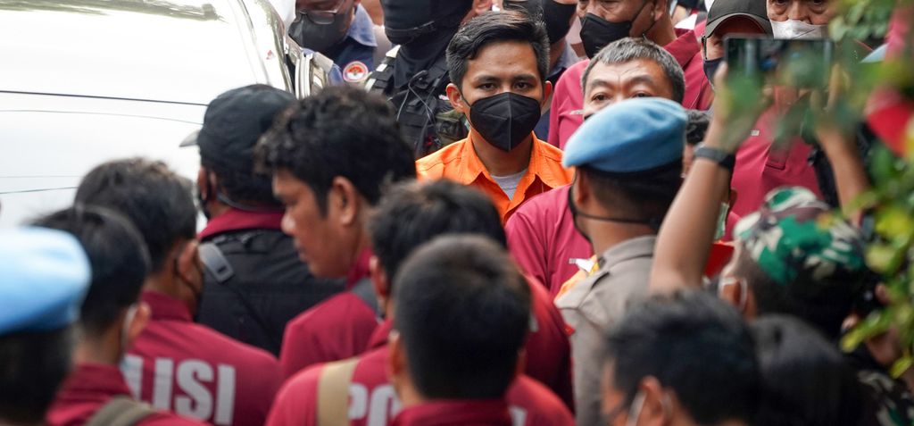 Tersangka Richard Eliezer Pudihang Lumiu mengikuti rangkaian rekonstruksi pembunuhan Brigadir Novriansyah Yosua Hutabarat di rumah dinas Ferdy Sambo di kompleks Rumah Dinas Polri, Jalan Duren Tiga Utara, Jakarta Selatan, Selasa (30/8/2022). Rekonstruksi pembunuhan Brigadir Novriansyah Yosua Hutrabarat ini menghadirkan tersangka bekas Kadiv Propram Polri Ferdy Sambo; istri Ferdy Sambo, Putri Candrawathi; ajudan Ferdy Sambo, Ricky Rizal; penjaga rumah Ferdy Sambo, Richard Eliezer Pudihang Lumiu; dan sopir Kuat Ma'ruf. Dalam proses rekonstruksi ini dilakukan 78 adegan. Durasi waktu berlangsungnya adegan ulang ini selama 7,5 jam. Selain dilakukan adegan ulang proses pembunuhan Brigadir Novriansyah Yosua Hutabarat yang berlatar di rumah pribadi dan rumah dinas Ferdy Sambo, simulasi adegan proses di Magelang pun turut dilakukan dalam rangakaian ini. 