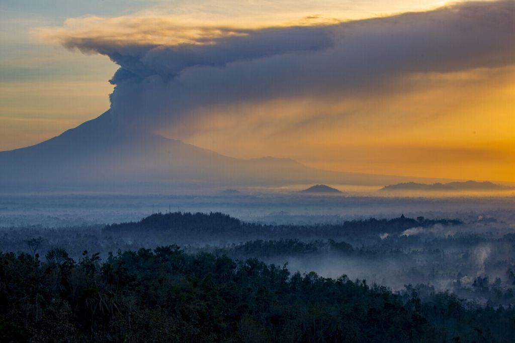 Abu vulkanik gunung Merapi membubung tinggi, memayungi daerah Muntilan, Magelang, Jawa Tengah, terlihat dari Punthuk Setumbu, Borobudur, Magelang, Jawa Tengah, Jumat (12/11/2010).