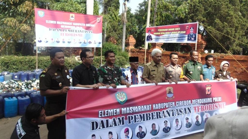 Berbagai elemen masyarakat di Kabupaten Cirebon, Jawa Barat, melakukan deklarasi anti-terorisme di Cirebon, Selasa (15/5/2018).