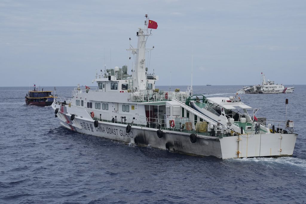 Foto yang diambil pada 22 Agustus 2023 memperlihatkan sebuah kapal Penjaga Pantai China menghalangi sebuah kapal pemasok logistik milik Filipina yang tengah mengarah ke Beting Thomas Kedua. 