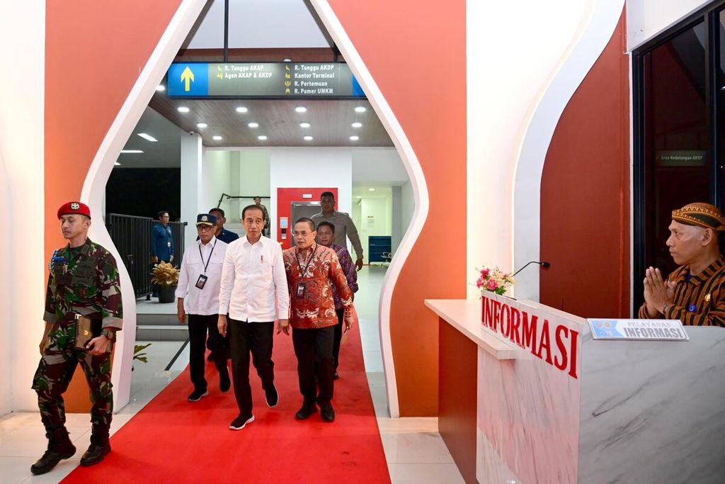 Presiden Joko Widodo meresmikan tiga terminal tipe A dari Salatiga, Rabu (13/12/2023). Ketiga terminal yang diresmikan adalah Terminal Tingkir Salatiga, Terminal Paya Ilang, Kabupaten Aceh Tengah, dan Terminal Anak Air, Kota Padang.