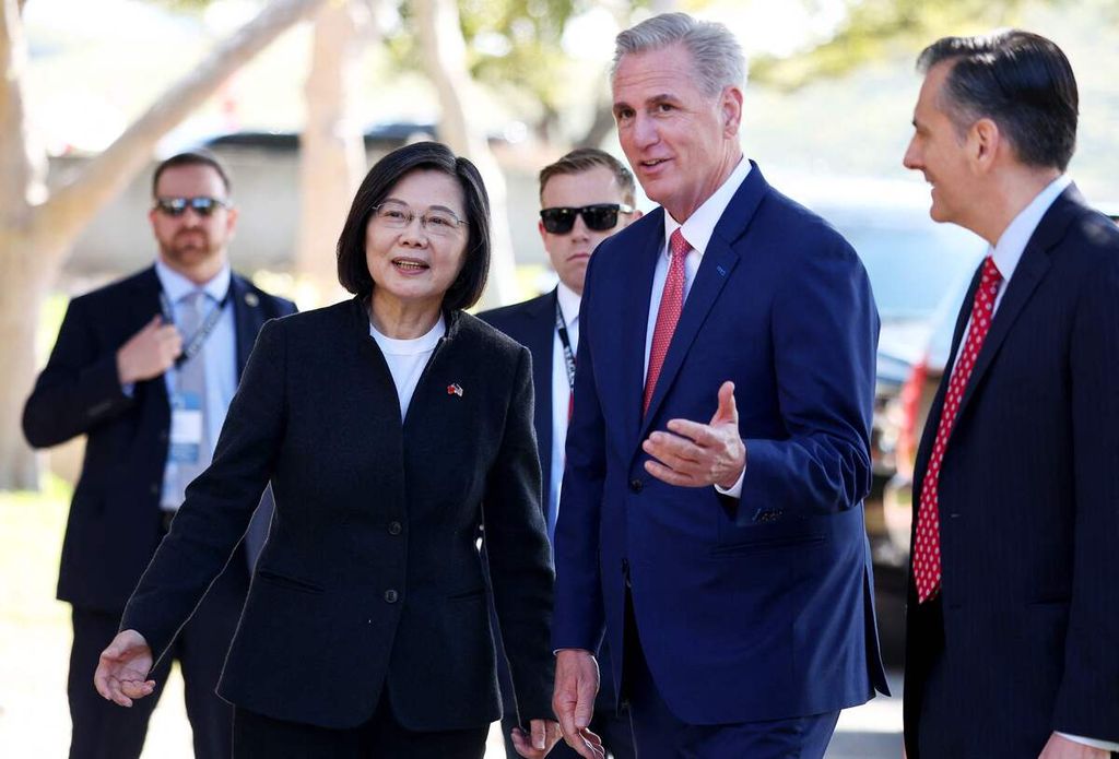 Ketua DPR AS Kevin McCarthy (kedua dari kanan) menyambut kedatangan Presiden Taiwan Tsai Ing-wen (kedua dari kiri) di Perpustakaan Ronald Reagan di Simi Valley, California, AS, Rabu (5/4/2023). 