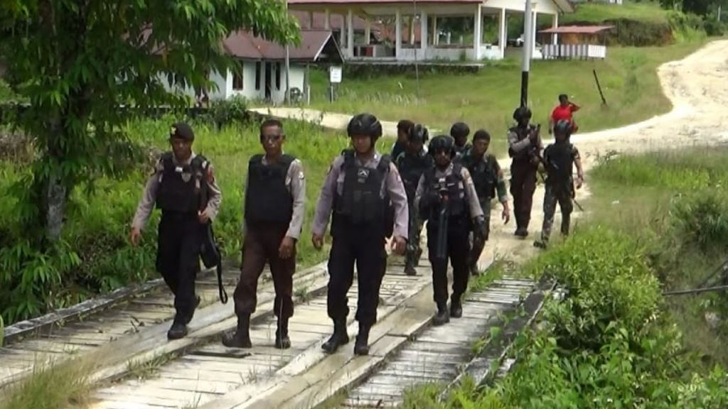 Aparat kepolisian yang bertugas di Kampung Kisor, Kabupaten Maybrat, tahun 2022.