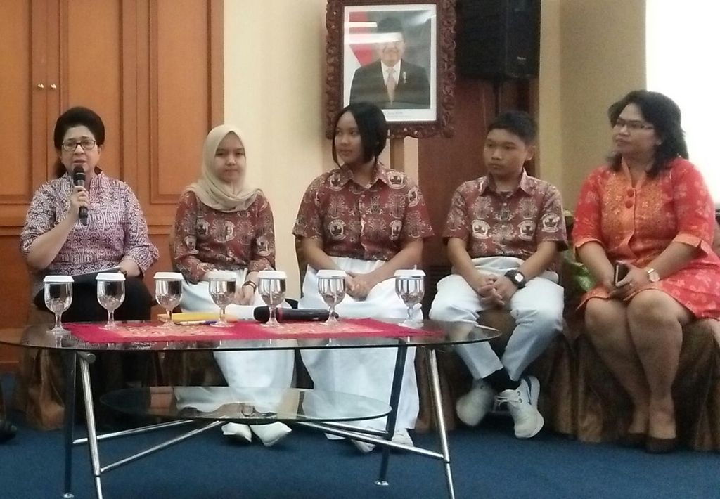 Menteri Kesehatan Nila Farid Moeloek (paling kiri) memberikan apresiasi kepada tiga siswa SMAN 2 Palangkaraya, Kalimantan Tengah, atas penelitian mereka terhadap potensi bajakah untuk obat antikanker. Para siswa tersebut diundang Menteri Kesehatan di Jakarta, Senin (26/8/2019). Tiga siswa tersebut adalah Yajid Rafli Akbar (dua dari kiri), Anggina Rafitri (tiga dari kiri), dan Aysa Aurealya Maharani (empat dari kiri).
