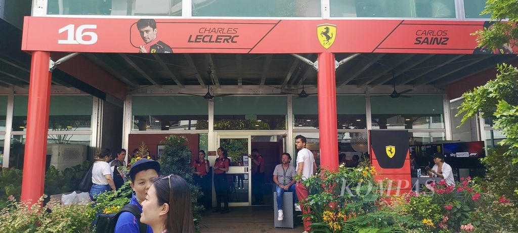 Suasana paddock tim Ferrari dalam Grand Prix Formula 1 tahun 2023 di Marina Bay Sands, Singapura, Sabtu (16/09/2023).