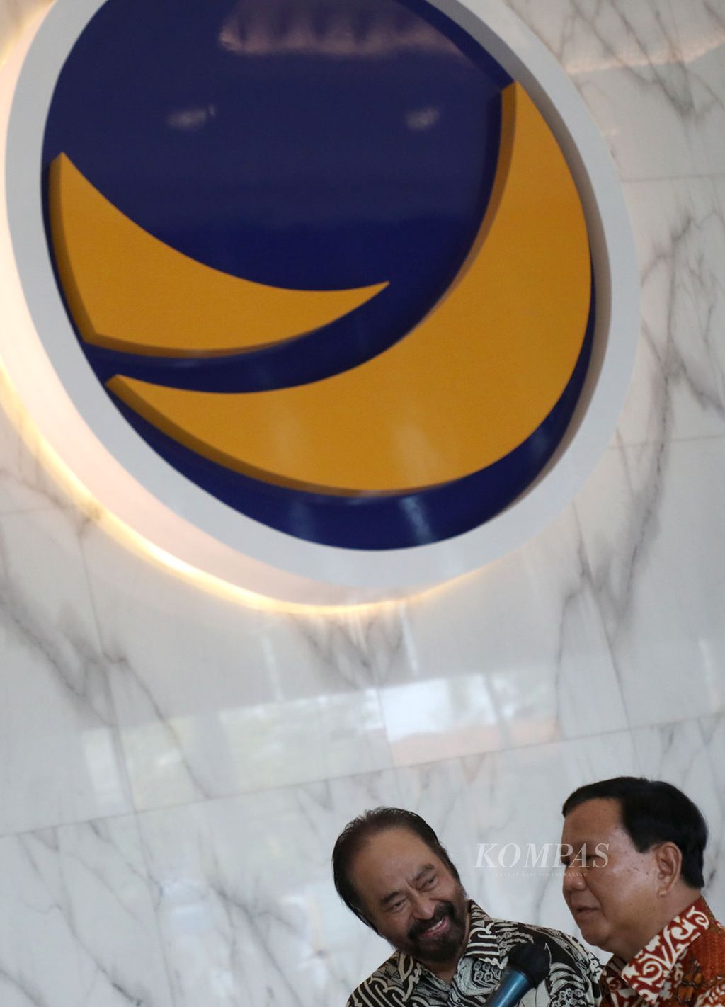 Ketua Partai Nasdem Surya Paloh (kiri) dan Ketua Partai Gerindra Prabowo Subianto memberikan keterangan kepada wartawan seusai pertemuan mereka di Nasdem Tower, Jakarta, Rabu (1/6/2022). 