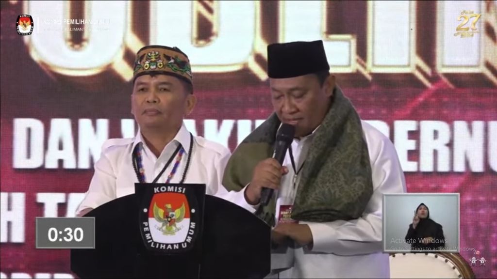 Pasangan calon gubernur dan wakil gubernur Kalteng Nomor Urut 3, Agustiar Sabran-Edy Pratowo, saat menjawab pertanyaan dalam debat perdana yang diselenggarakan KPU Kalteng di Kota Palangka Raya, Kalteng, Senin (14/10/2024). 