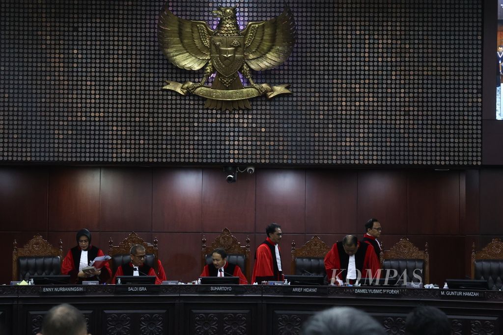 Hakim Konstitusi memasuki ruang sidang untuk pembacaan putusan Perselisihan Hasil Pemilihan Umum (PHPU) Pilpres 2024 di Mahkamah Konstitusi, Jakarta, Senin (22/4/2024).