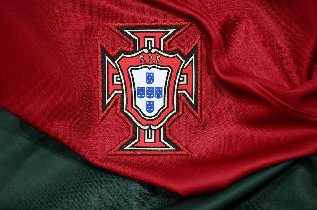 Foto jersei tim nasional Portugal yang diambil di Paris pada tanggal 8 November 2022. Jersei tersebut akan digunakan pemain Portugal di Piala Dunia Qatar. 