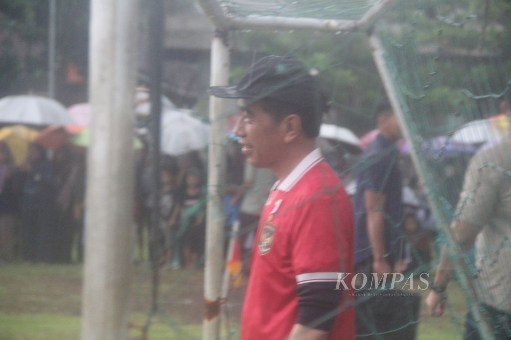 Presiden Joko Widodo bermain sepak bola bersama anak-anak di Lapangan Gamplong, Kabupaten Sleman, Daerah Istimewa Yogyakarta, Sabtu (24/1/2024) sore. Presiden Jokowi berperan sebagai penjaga gawang dalam permainan itu.