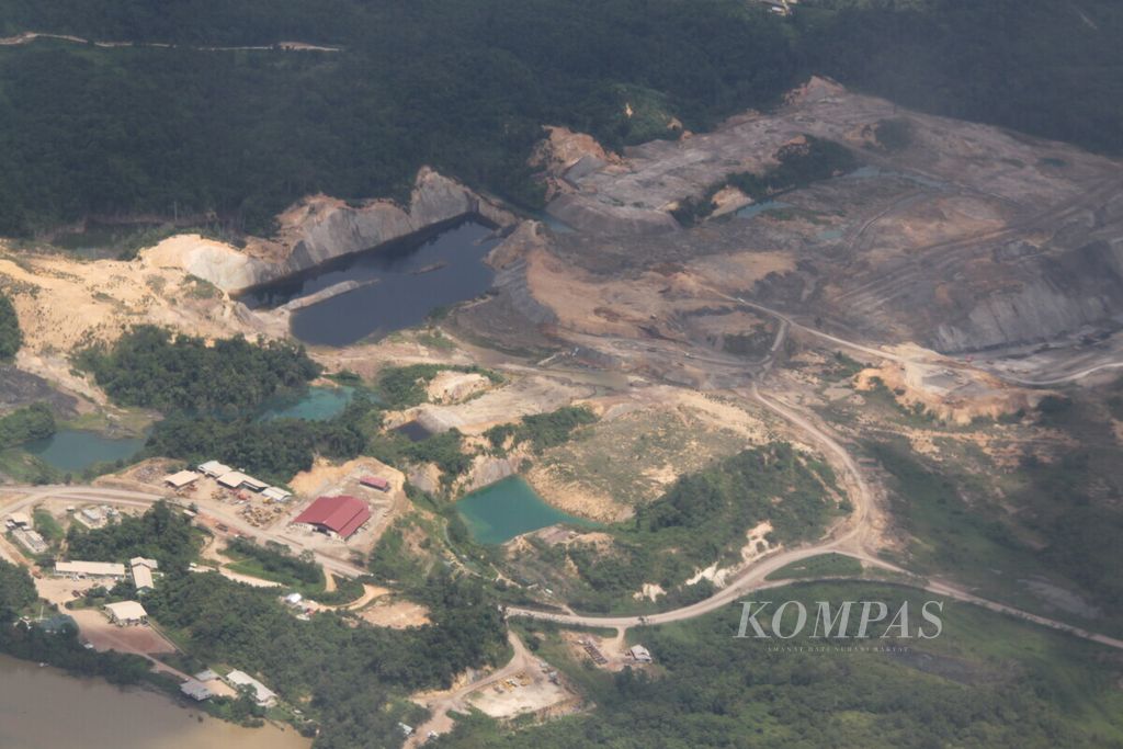 Sebaran lubang tambang batubara terlihat jelas dari udara saat terbang melintasi Kota Balikpapan-Kabupaten Kutai Kartanegara-Samarinda-Kabupaten Kutai Timur-Kabupaten Berau, Senin (3/5/2023). 