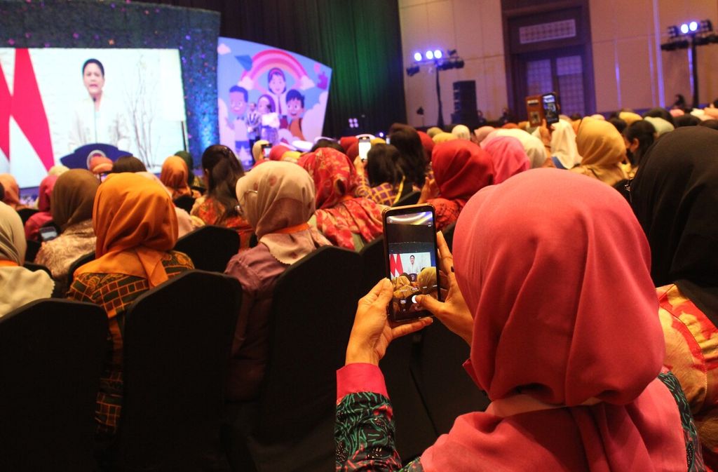 Peserta memotret Ibu Negara Iriana Joko Widodo dalam tayangan video pada penyampaian komitmen bersama Bunda PAUD (Pendidikan Anak Usia Dini) untuk mendukung gerakan transisi PAUD ke SD yang menyenangkan, di Jakarta, Rabu (7/6/2023). 