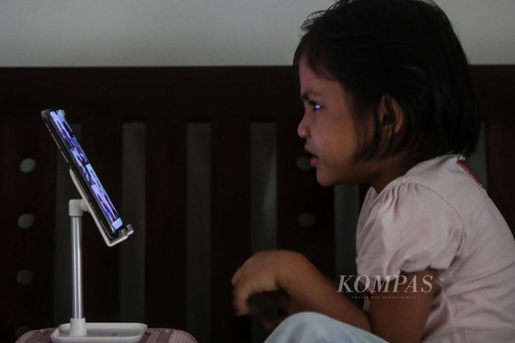 Ekspresi Asmazila (5), siswa TK A, saat mengikuti kegiatan belajar-mengajar secara daring di Serpong, Tangerang Selatan, Jumat (22/1/2021), karena pandemi Covid-19. 