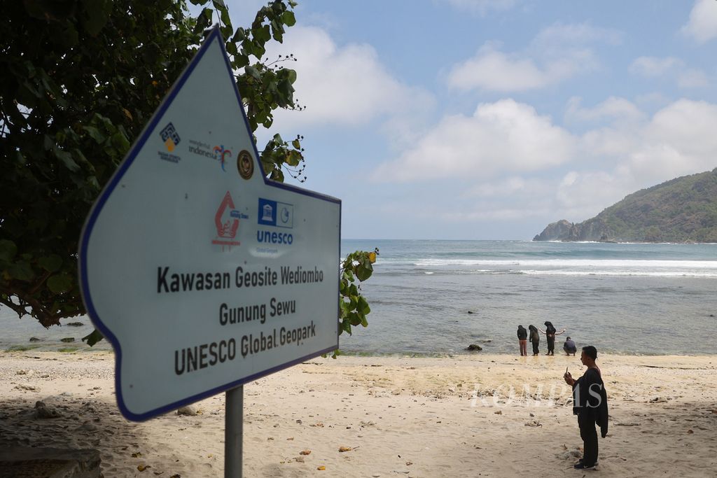Papan penanda kawasan <i>geosite</i> di Pantai Wediombo, Gunungkidul, DI Yogyakarta, Kamis (7/9/2023).