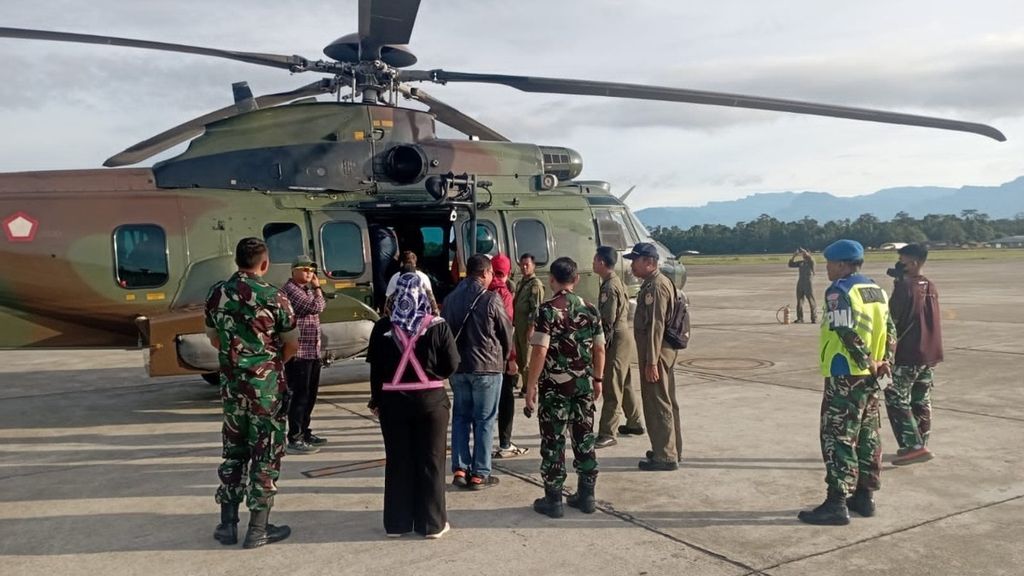 Tim dari KNKT bersama sejumlah personel TNI AU dan Polres Mimika yang diterjunkan untuk menemukan alat perekam data perjalanan pesawat Susi Air PK-BVM yang terjatuh di pedalaman Kabupaten Paniai pada Kamis (23/6/2022).