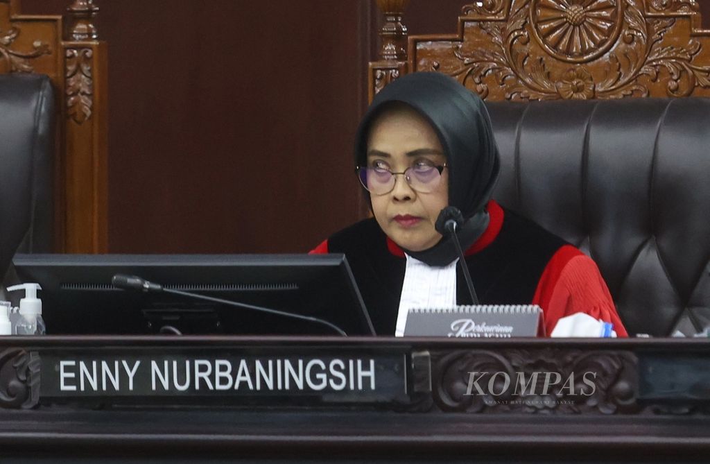 Hakim konstitusi Enny Nurbaningsih mengikuti sidang pembacaan putusan Perselisihan Hasil Pemilihan Umum (PHPU) Pilpres 2024 oleh hakim konstitusi di Mahkamah Konstitusi, Jakarta, Senin (22/4/2024).