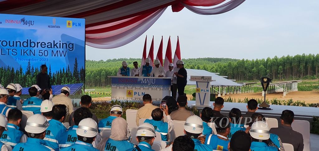 Presiden Joko Widodo meresmikan dimulainya pembangunan pembangkit listrik tenaga surya PT PLN di IKN dengan menandatangani modul panel surya, Kamis (2/11/2023).