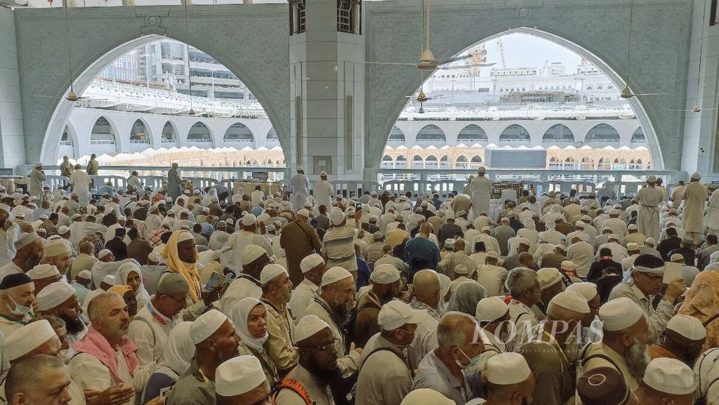 Jemaah sedang bersiap shalat dzuhur di lantai dua Masjidil Haram, Mekkah, Senin (27/6/2022) siang waktu setempat. Jemaah haji dari beberapa negara berdatangan ke Mekkah untuk menunaikan ibadah haji pada awal Juli 2022.