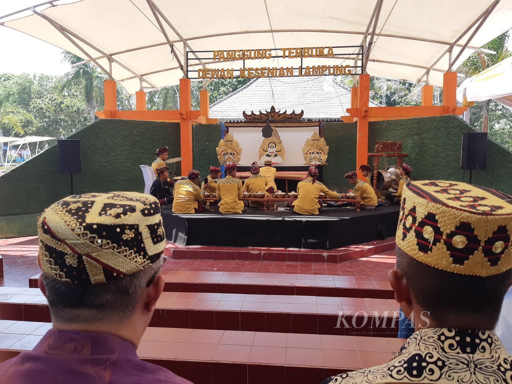 Pertunjukan wayang sekelik khas Lampung dalam acara Pekan Kebudayaan Daerah Lampung tahun 2023, Senin (25/9/2023). Acara yang berlangsung pada 25-28 September 2023 itu merupakan upaya pelestarian budaya daerah. 