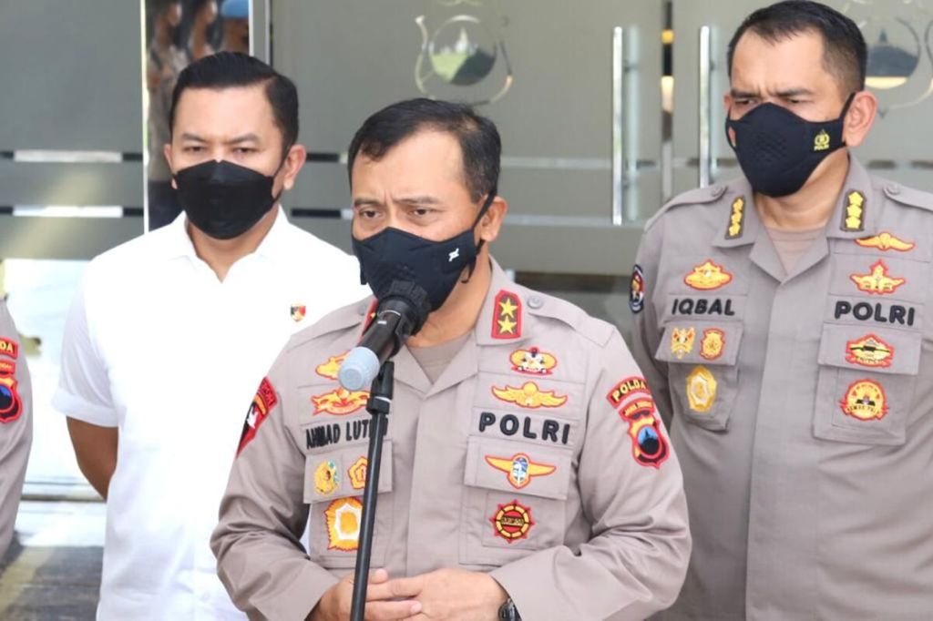 Kepala Kepolisian Daerah Jawa Tengah Inspektur Jenderal Ahmad Luthfi (tengah) 