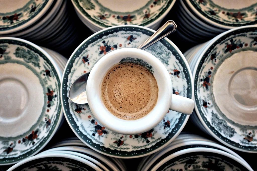 Sebuah gambar secangkir espresso yang diambil pada Minggu (13/2/2022) di Gran Caffe Gambrinus, Naples, Italia. 