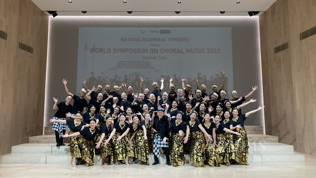 Penampilan paduan suara Batavia Madrigal Singers (BMS) yang dipimpin Avip Priatna (tengah) di Jakarta, Selasa (11/4/2023). BMS akan mewakili Indonesia di ajang simposium paduan suara internasional World Symposium on Choral Music (WSCM) yang akan berlangsung di Istanbul, Turki, pada 26-27 April 2023.