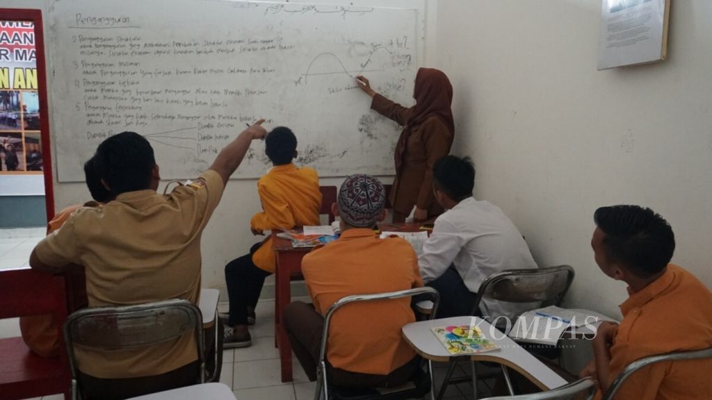 Marsuti, guru Ekonomi dari SMA Negeri 11 Palembang, mengajar delapan siswa kelas XI di Lembaga Pembinaan Khusus Anak (LPKA) Kelas I Palembang, Sumatera Selatan, Jumat (2/11/2018).