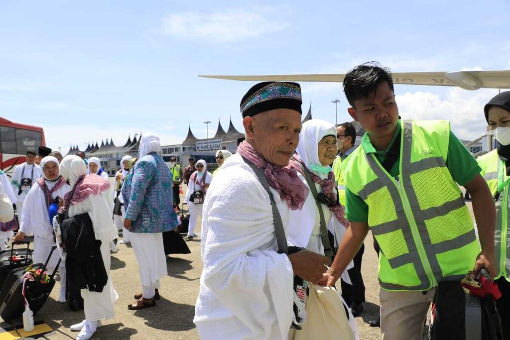 Calon jemaah haji Kloter 8 Embarkasi Padang berangkat ke Jeddah, Arab Saudi, melalui Bandara Internasional Minangkabau, Padang Pariaman, Sumatera Barat, Sabtu (2/7/2022).