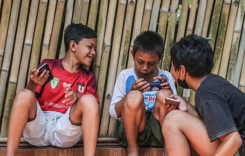 Anak-anak bermain gim daring di kawasan Lebak Bulus, Jakarta, Rabu (17/3/2021). Gim daring kini makin digandrungi anak-anak sebagai dampak pemakaian gawai yang mudah seiring penerapan sekolah daring. 