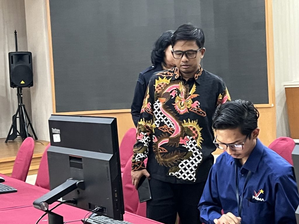 Anggota Komisi Pemilihan Umum, Idham Holik, menyaksikan pengambilan sampel untuk verifikasi faktual keanggotaan Partai Rakyat Adil Makmur di kantor KPU Jakarta, Sabtu (1/4/2023). Setelah dinyatakan lolos verifikasi administrasi, Prima melanjutkan tahapan verifikasi faktual.