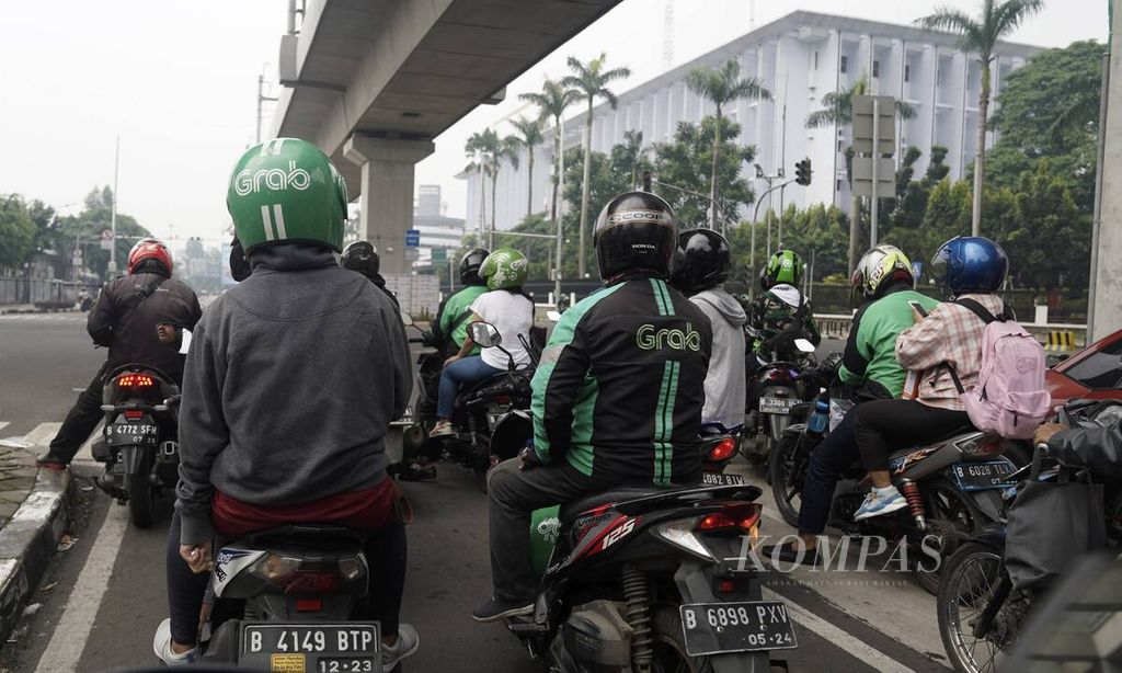 Ojek <i>online </i>mendominasi pengguna Jalan Sultan Hasanuddin, Jakarta Selatan, Senin (16/3/2020). 