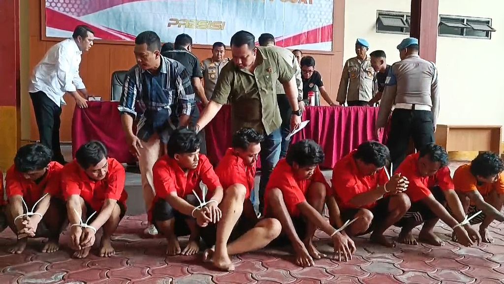 Delapan tahanan yang kabur dari sel Polsek Tanah Abang, Jakarta Pusat, saat dihadirkan dalam jumpa pers di Markas Polres Metro Jakarta Pusat, Kamis (22/2/2024).