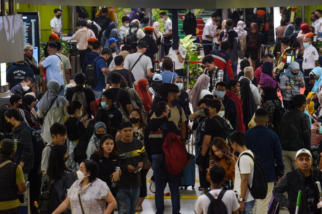 Suasana di Stasiun Gambir, Jakarta Pusat, Minggu (16/4/2023), yang sudah mulai dipadati para pemudik Lebaran. Beberapa hari menjelang Lebaran, Stasiun Gambir mulai dipenuhi para pemudik. Tercatat pada Minggu 16 April 2023 ada sekitar 15.000 penumpang yang berangkat dengan layanan 38 kereta api yang beroperasi. PT Kereta Api Indonesia (KAI) mencatat, hingga 16 April 2023, sekitar 560.000 tiket terjual untuk keberangkatan masa angkutan Lebaran dari Stasiun Gambir dan Stasiun Pasar Senen. 