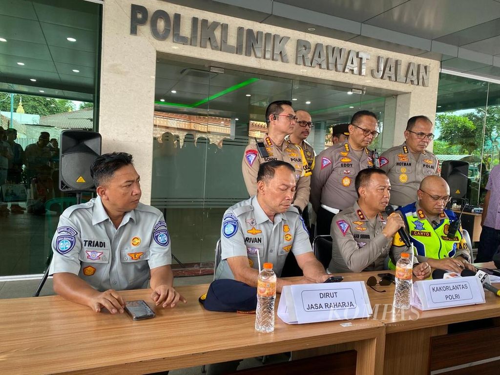 The press conference on the traffic accident at Semarang-Batang Toll Road Km 730 A was held at RSI Muhammadiyah Kendal, Kendal Regency, Central Java on Thursday (11/4/2024). In that incident, seven people died, four victims have been identified, and three others are still awaiting confirmation from their families.