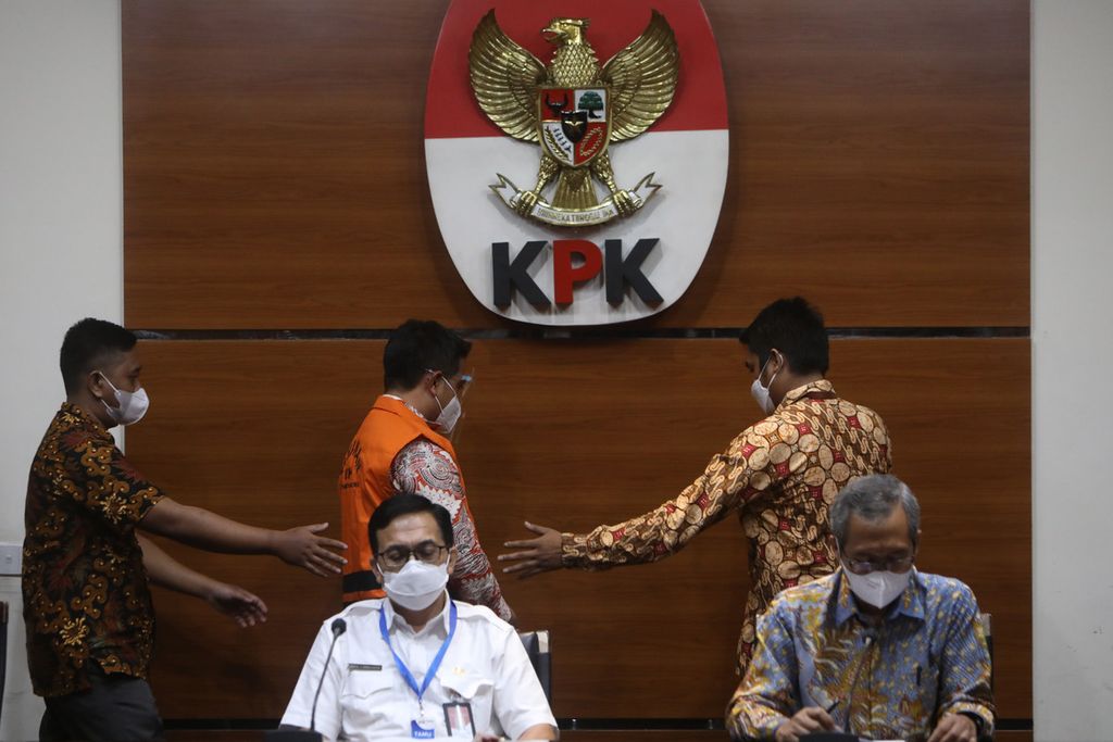 Mantan Direktur Jenderal Bina Keuangan Daerah Kementerian Dalam Negeri, Mochamad Ardian Noervianto, mengenakan rompi tahanan saat pengumuman penahannya di Gedung Merah Putih KPK, Jakarta, Rabu (2/2/2022). 