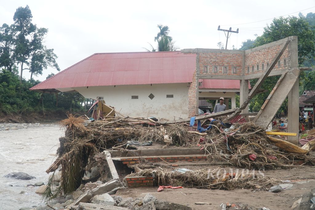 Warga melihat kondisi rumah yang hancur diterjang banjir bandang di Kampung Batu Bala, Nagari Ganting Mudiak Utara Surantih, Kecamatan Sutera, Kabupaten Pesisir Selatan, Sumatera Barat, Selasa (12/3/2024). 